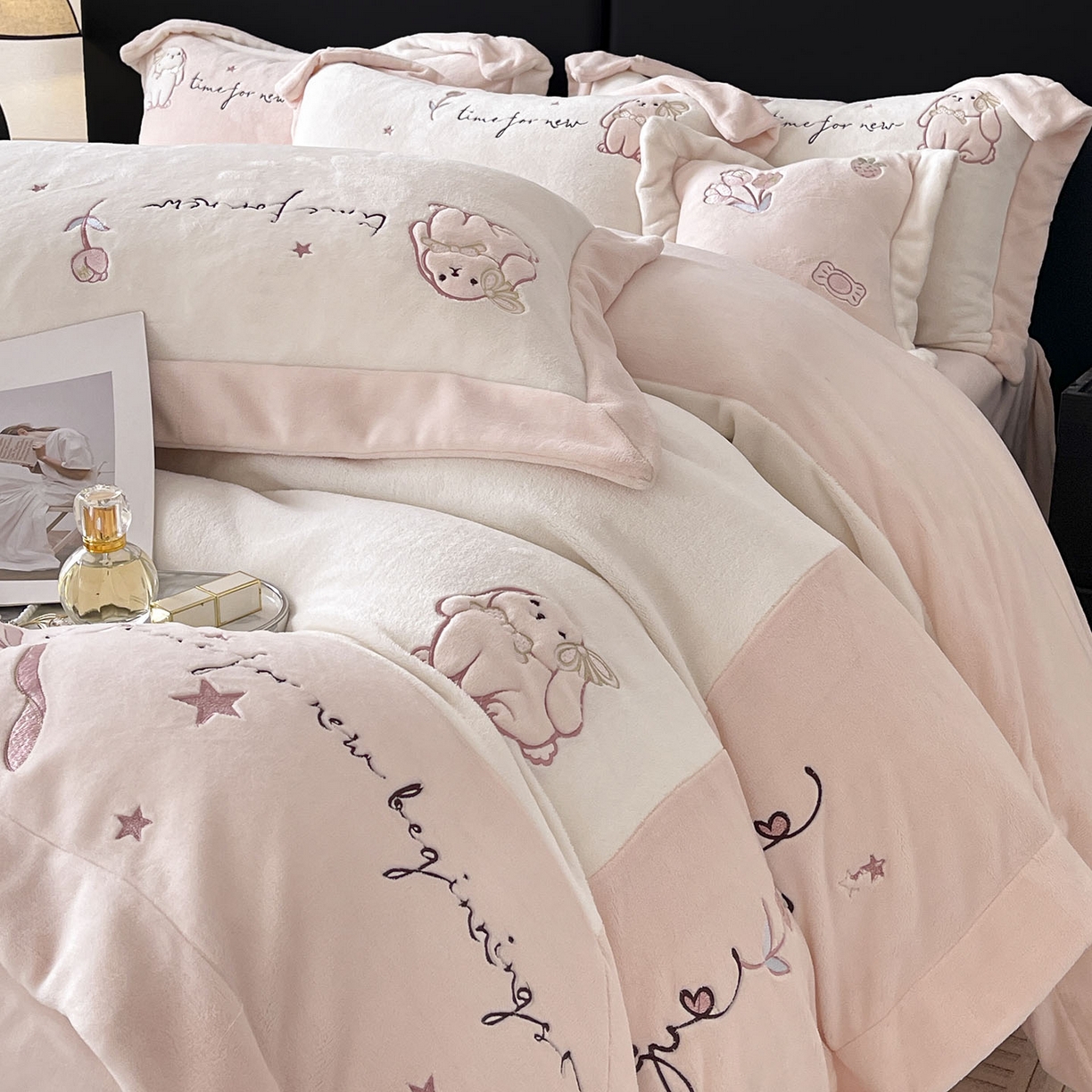 91家纺网 家纺一手货源 找家纺  2025冬季爆款A类加厚牛奶绒四件套保暖双面加绒珊瑚绒重工刺绣被套床单卡通床上用品 萌兔-白粉