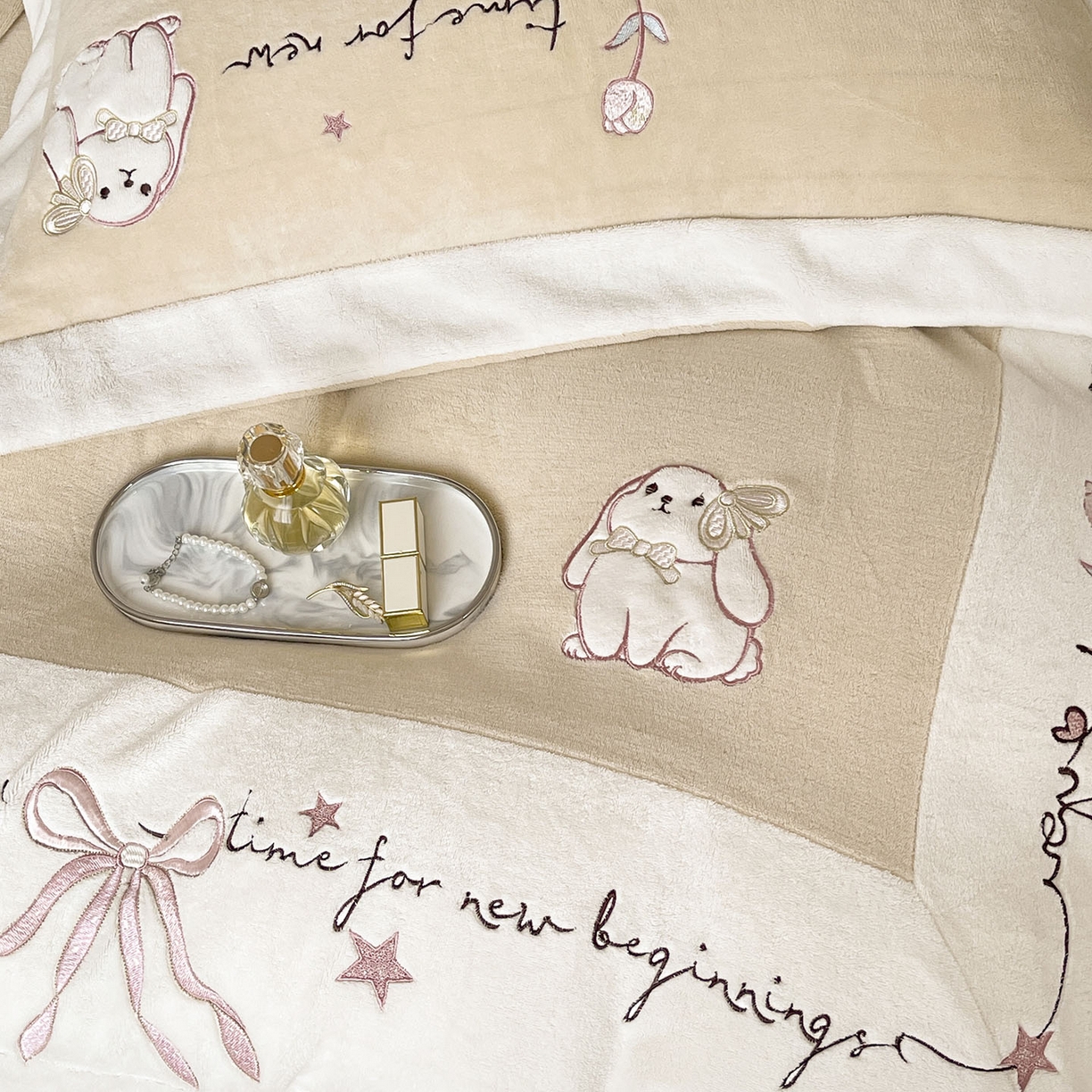 91家纺网 家纺一手货源 找家纺  2025冬季爆款A类加厚牛奶绒四件套保暖双面加绒珊瑚绒重工刺绣被套床单卡通床上用品 萌兔-咖