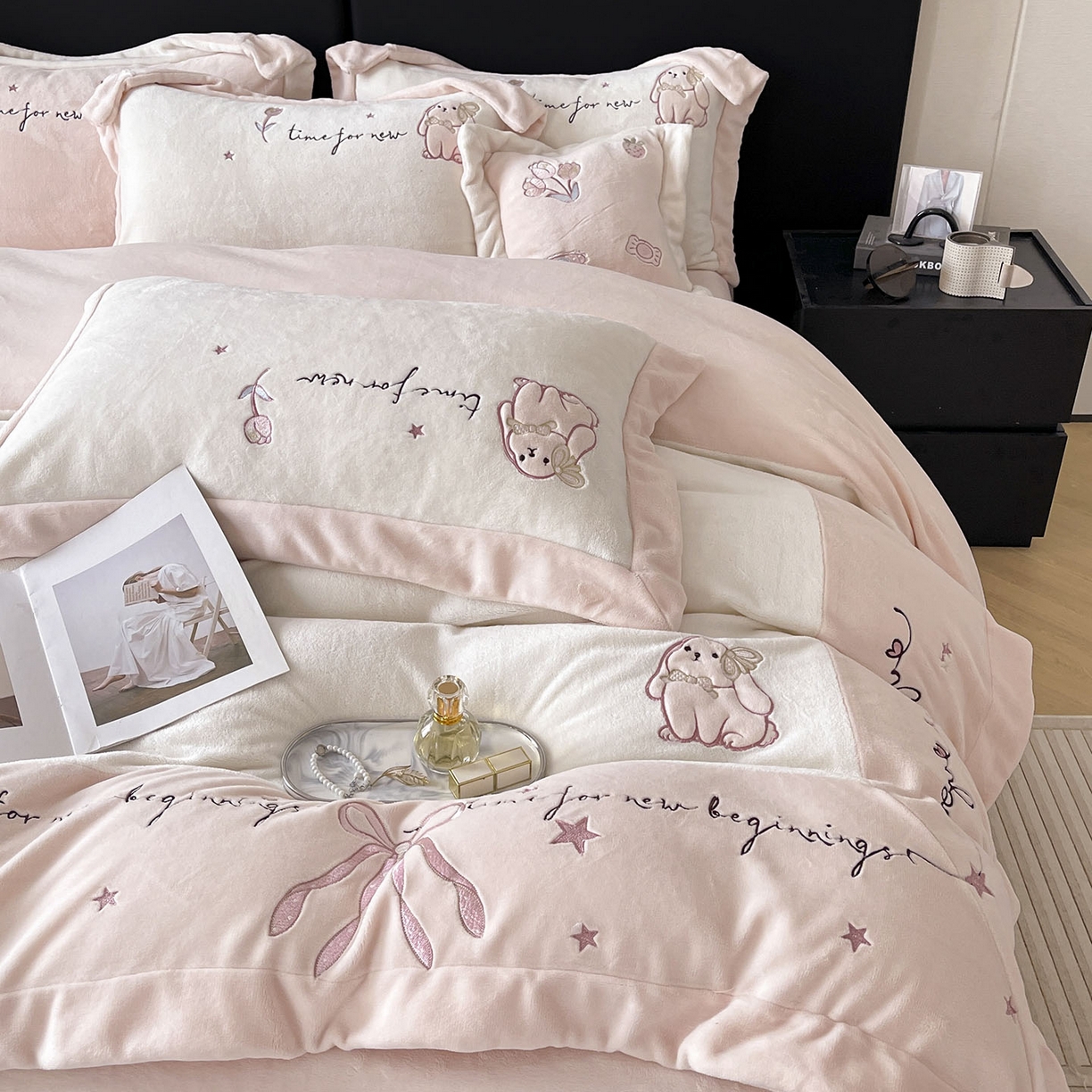 91家纺网 家纺一手货源 找家纺  2025冬季爆款A类加厚牛奶绒四件套保暖双面加绒珊瑚绒重工刺绣被套床单卡通床上用品 萌兔-白粉