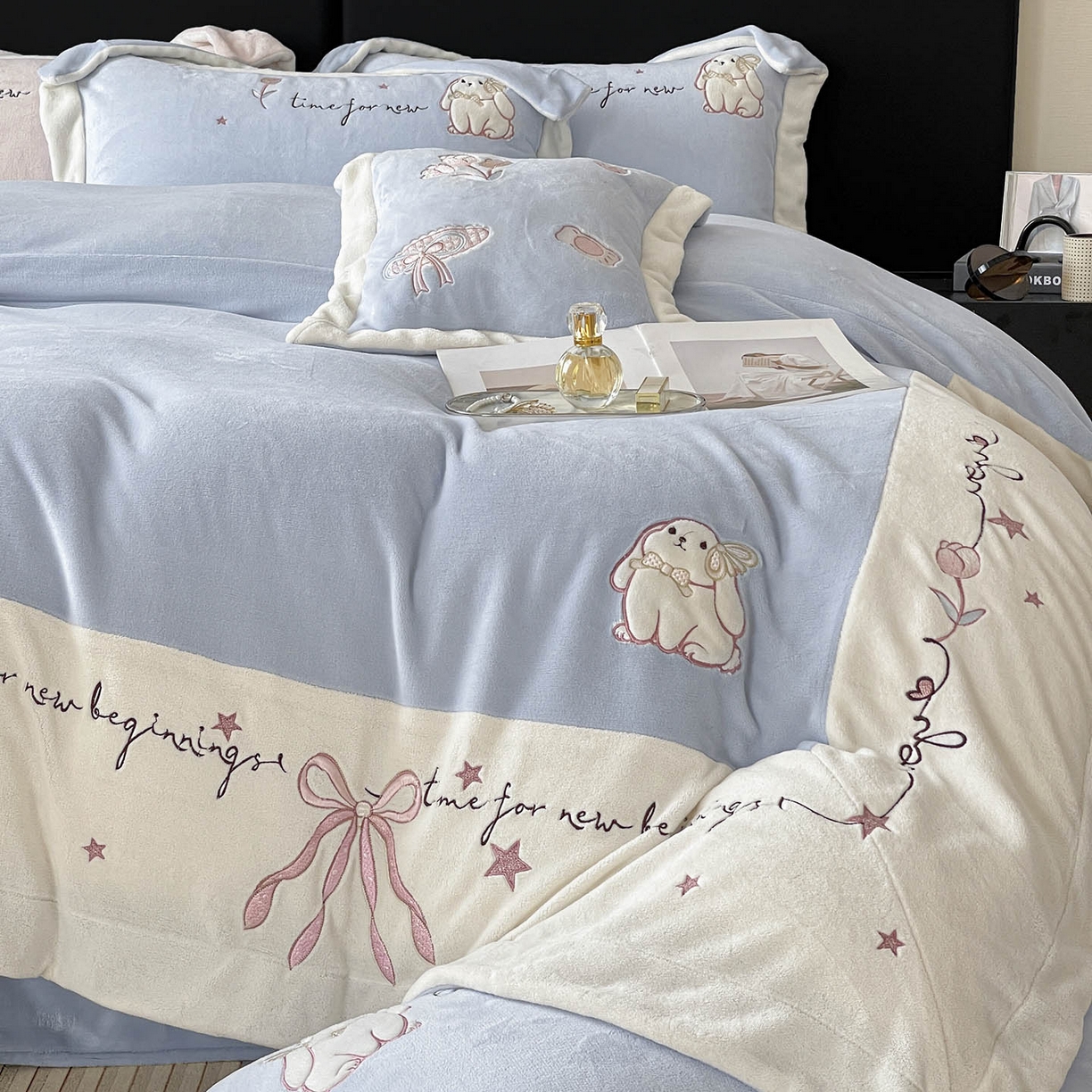 91家纺网 家纺一手货源 找家纺  2025冬季爆款A类加厚牛奶绒四件套保暖双面加绒珊瑚绒重工刺绣被套床单卡通床上用品 萌兔-蓝