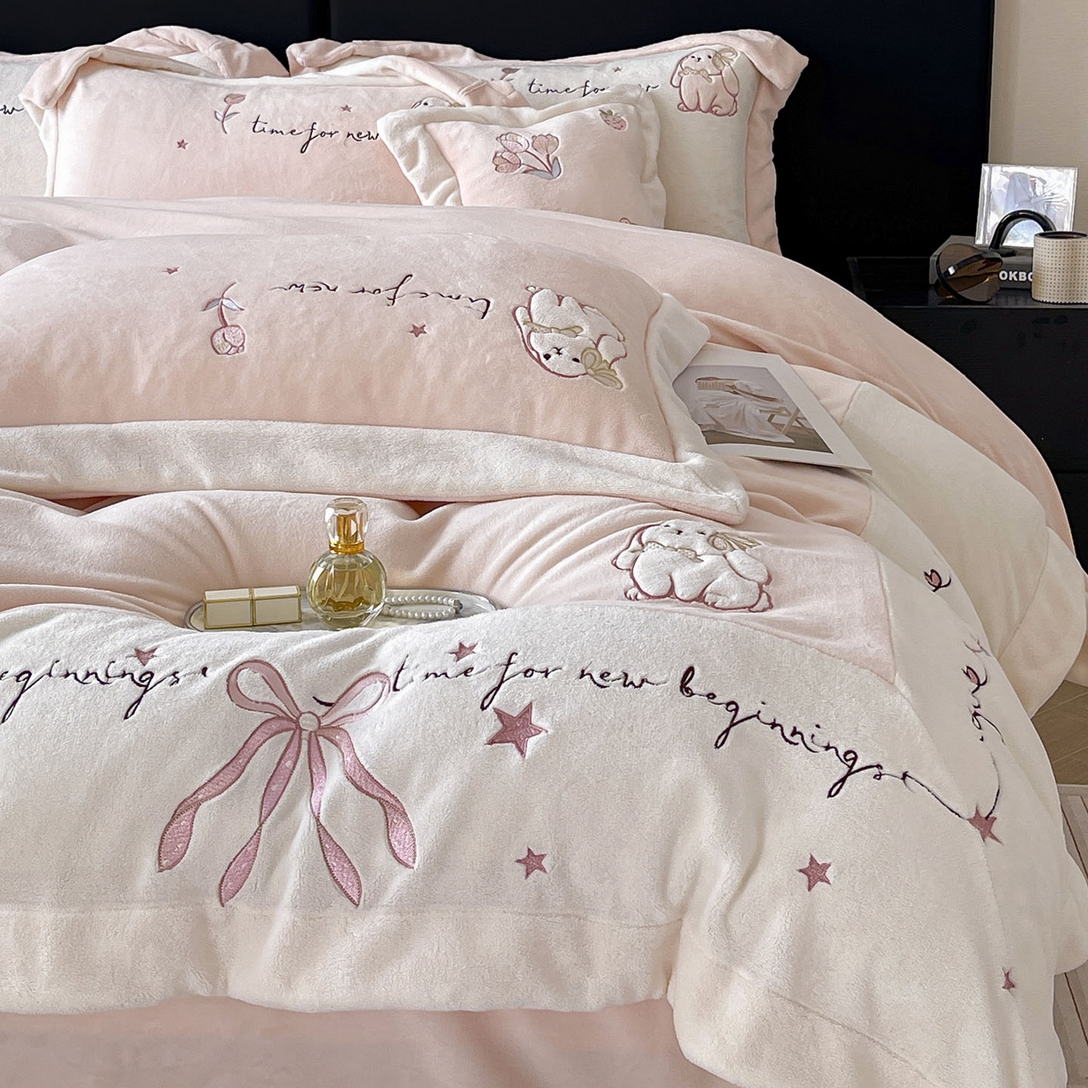 91家纺网 家纺一手货源 找家纺  2025冬季爆款A类加厚牛奶绒四件套保暖双面加绒珊瑚绒重工刺绣被套床单卡通床上用品 萌兔-粉白