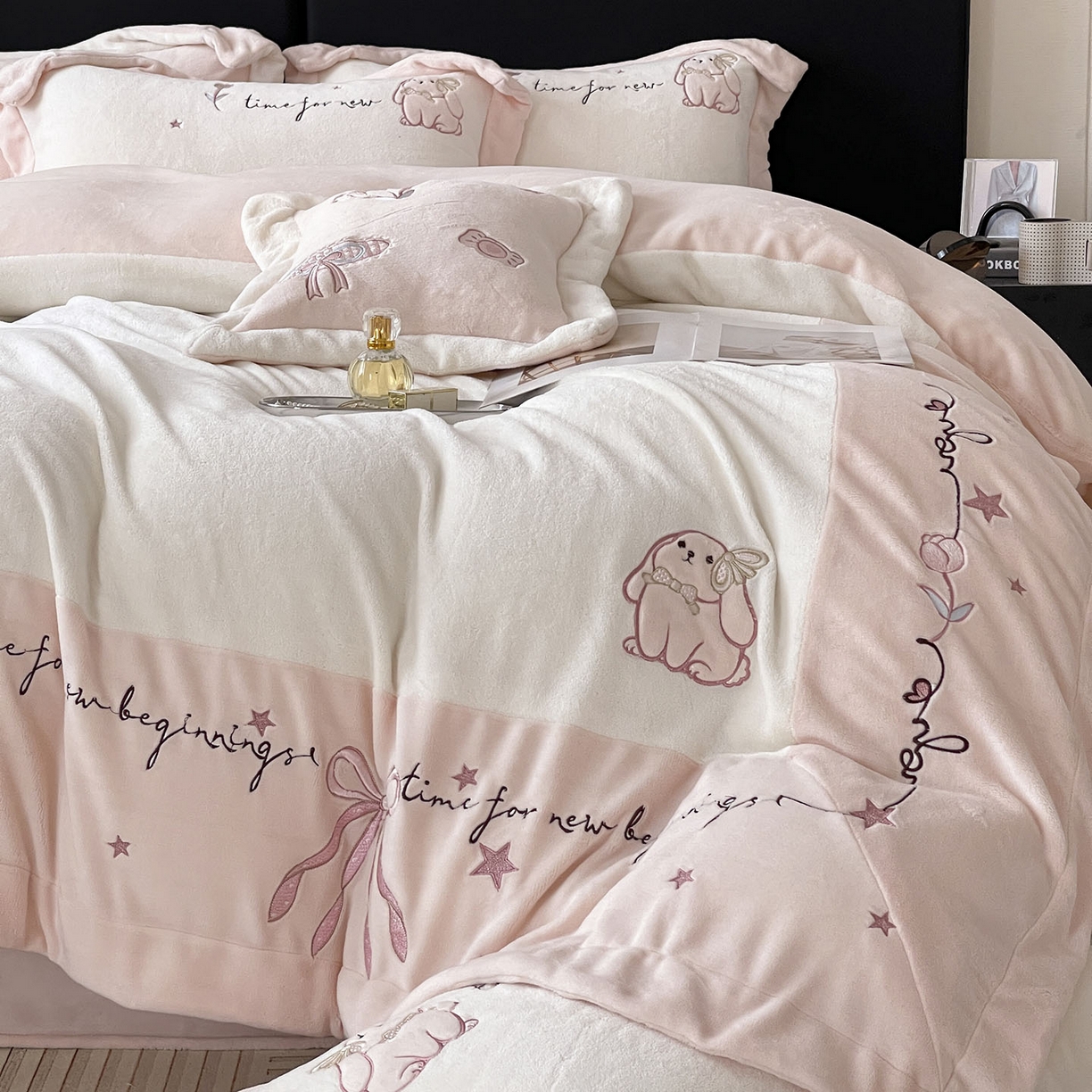 91家纺网 家纺一手货源 找家纺  2025冬季爆款A类加厚牛奶绒四件套保暖双面加绒珊瑚绒重工刺绣被套床单卡通床上用品 萌兔-白粉