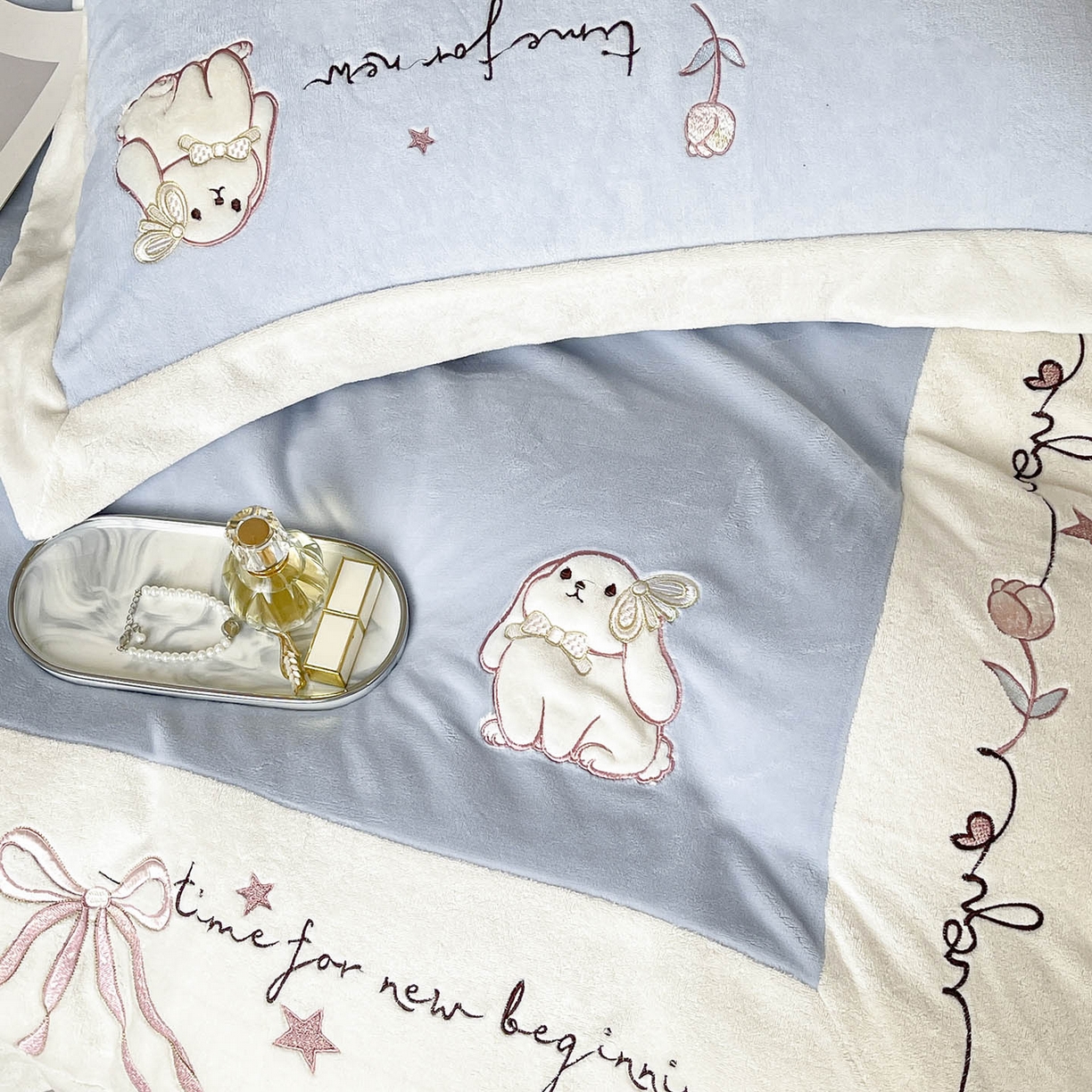 91家纺网 家纺一手货源 找家纺  2025冬季爆款A类加厚牛奶绒四件套保暖双面加绒珊瑚绒重工刺绣被套床单卡通床上用品 萌兔-蓝