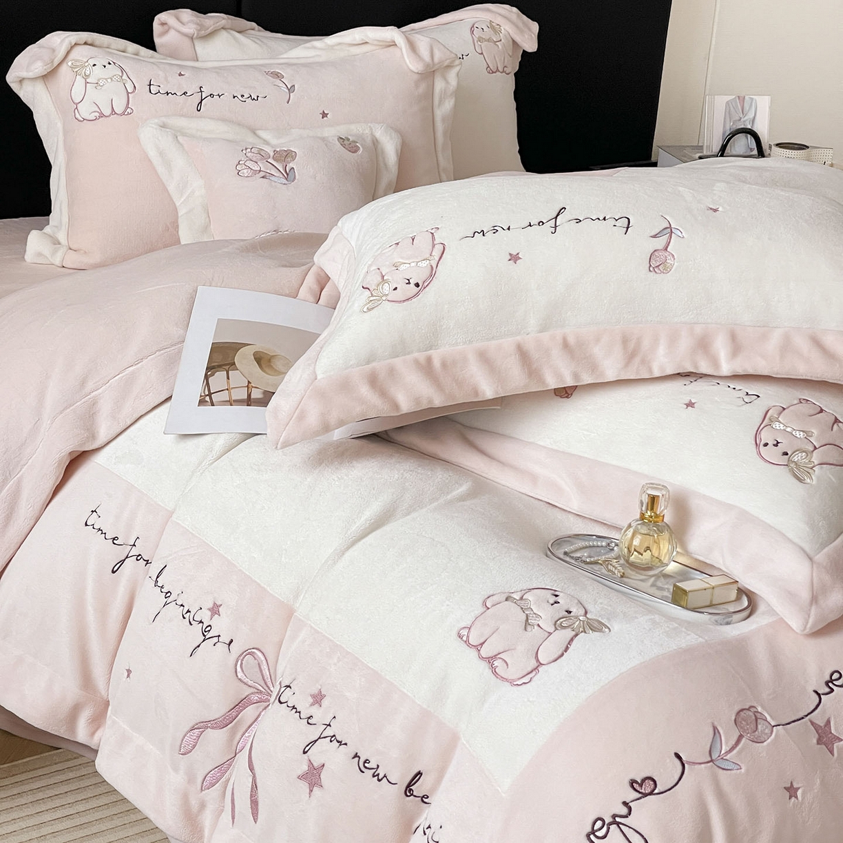 91家纺网 家纺一手货源 找家纺  2025冬季爆款A类加厚牛奶绒四件套保暖双面加绒珊瑚绒重工刺绣被套床单卡通床上用品 萌兔-白粉