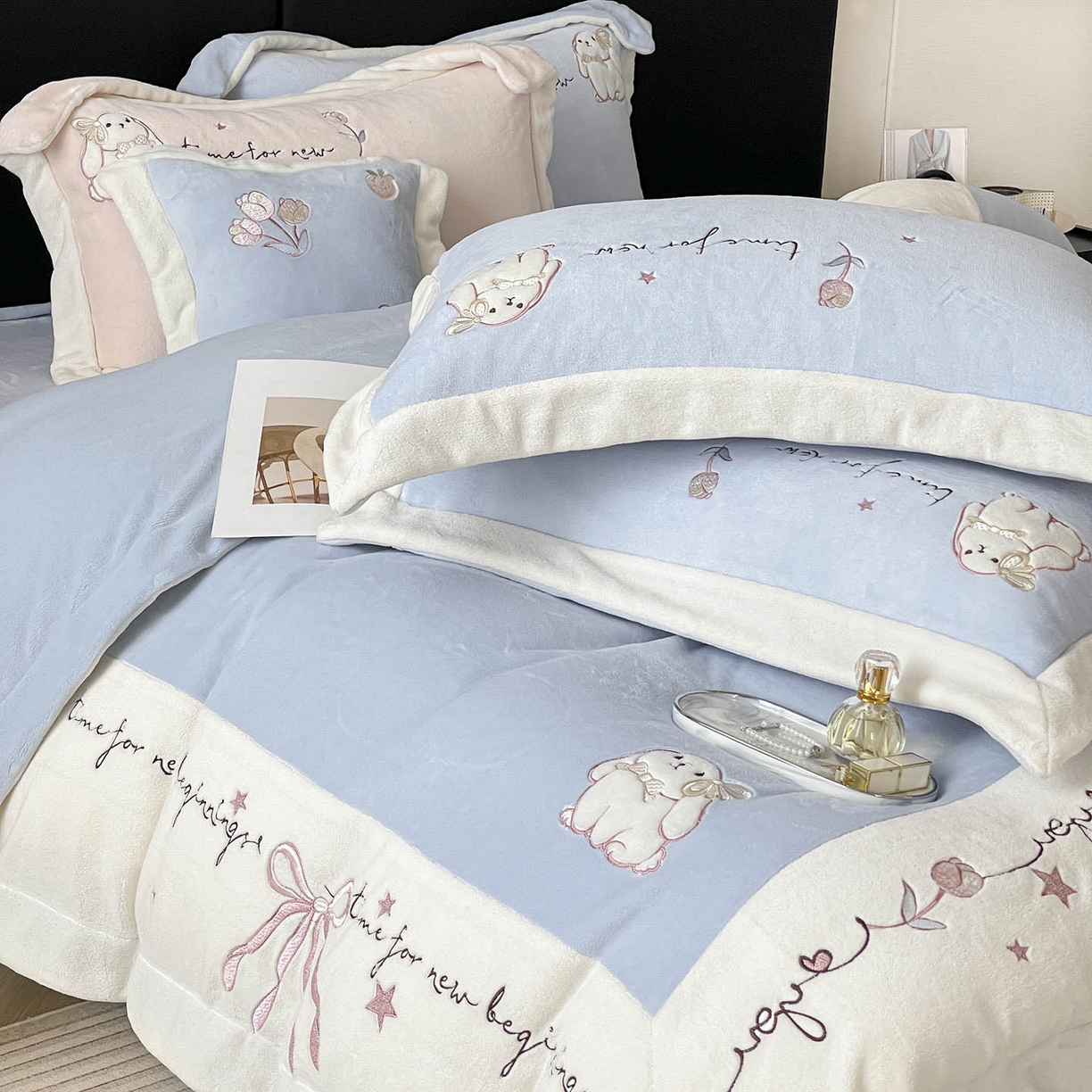 91家纺网 家纺一手货源 找家纺  2025冬季爆款A类加厚牛奶绒四件套保暖双面加绒珊瑚绒重工刺绣被套床单卡通床上用品 萌兔-蓝