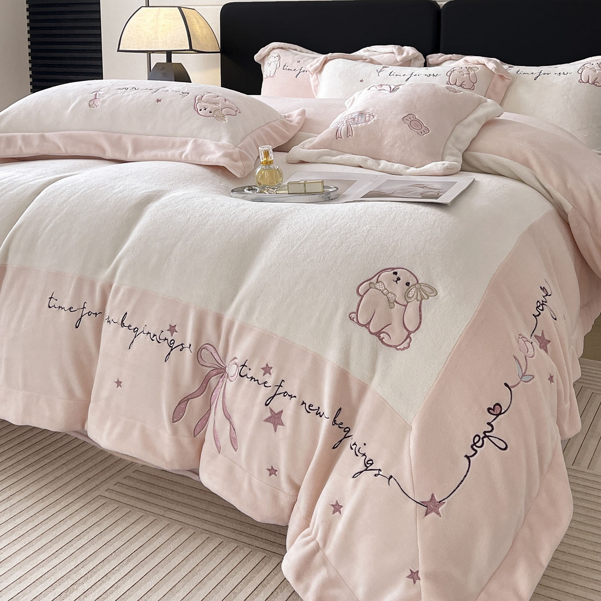 91家纺网 家纺一手货源 找家纺  2025冬季爆款A类加厚牛奶绒四件套保暖双面加绒珊瑚绒重工刺绣被套床单卡通床上用品 萌兔-白粉