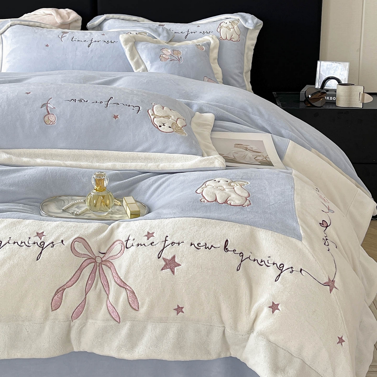 91家纺网 家纺一手货源 找家纺  2025冬季爆款A类加厚牛奶绒四件套保暖双面加绒珊瑚绒重工刺绣被套床单卡通床上用品 萌兔-蓝