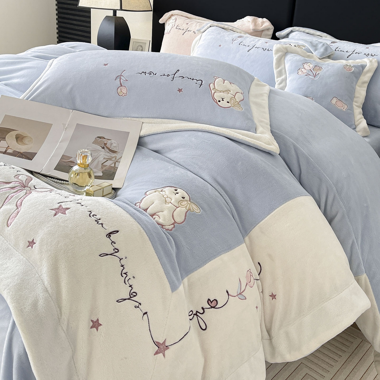 91家纺网 家纺一手货源 找家纺  2025冬季爆款A类加厚牛奶绒四件套保暖双面加绒珊瑚绒重工刺绣被套床单卡通床上用品 萌兔-蓝