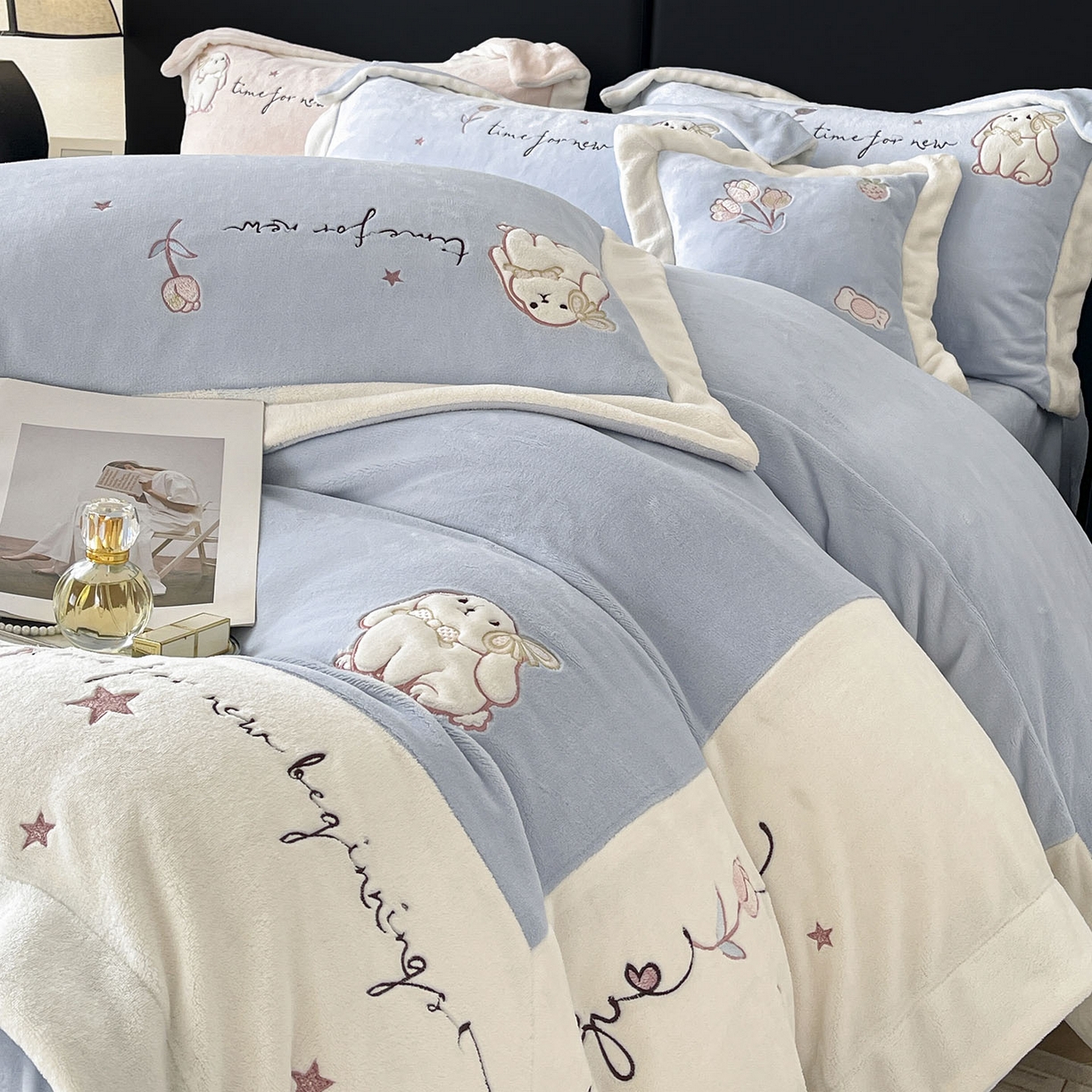 91家纺网 家纺一手货源 找家纺  2025冬季爆款A类加厚牛奶绒四件套保暖双面加绒珊瑚绒重工刺绣被套床单卡通床上用品 萌兔-蓝