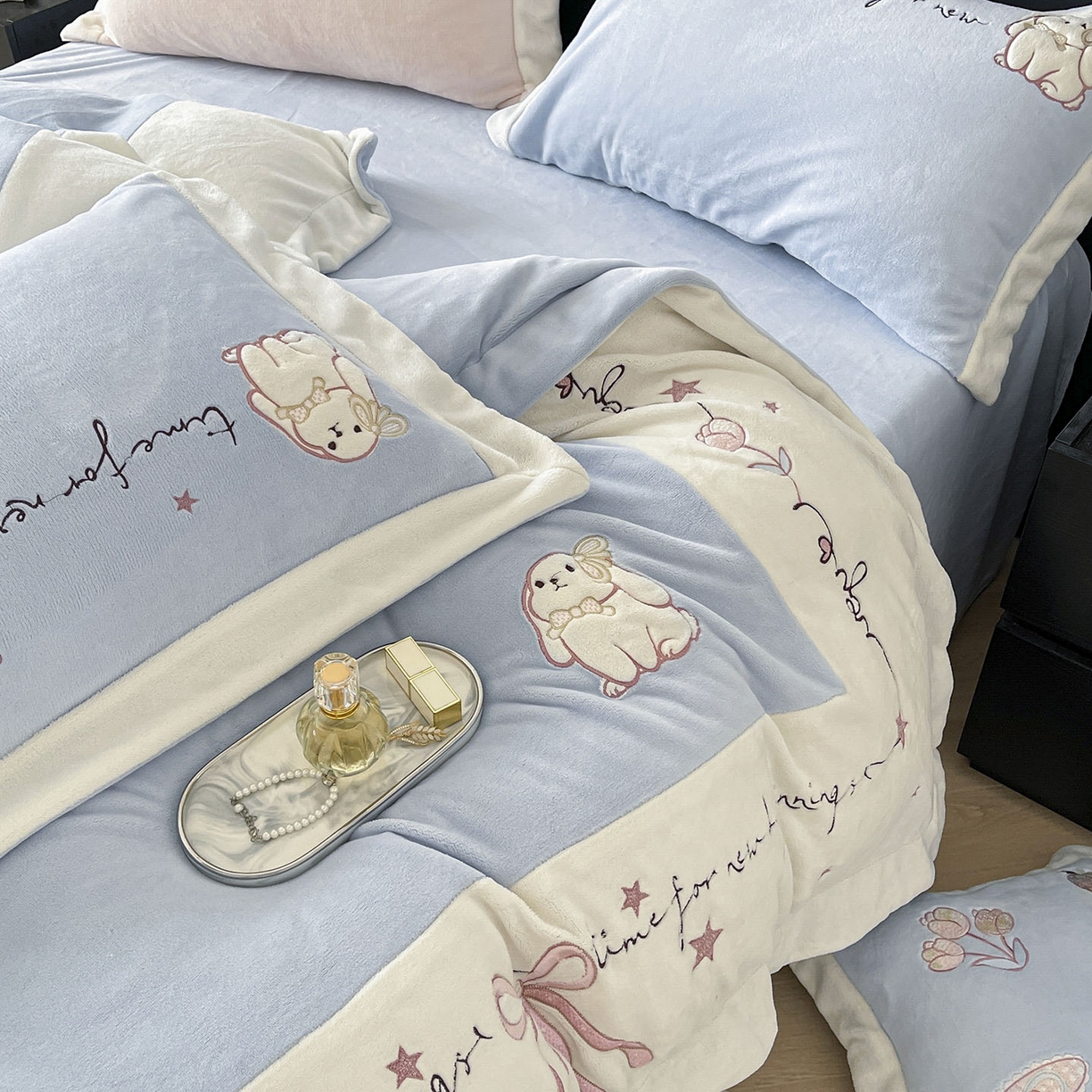 91家纺网 家纺一手货源 找家纺  2025冬季爆款A类加厚牛奶绒四件套保暖双面加绒珊瑚绒重工刺绣被套床单卡通床上用品 萌兔-蓝