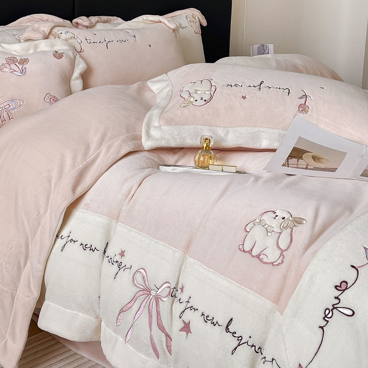 91家纺网 家纺一手货源 找家纺  2025冬季爆款A类加厚牛奶绒四件套保暖双面加绒珊瑚绒重工刺绣被套床单卡通床上用品 萌兔-粉白