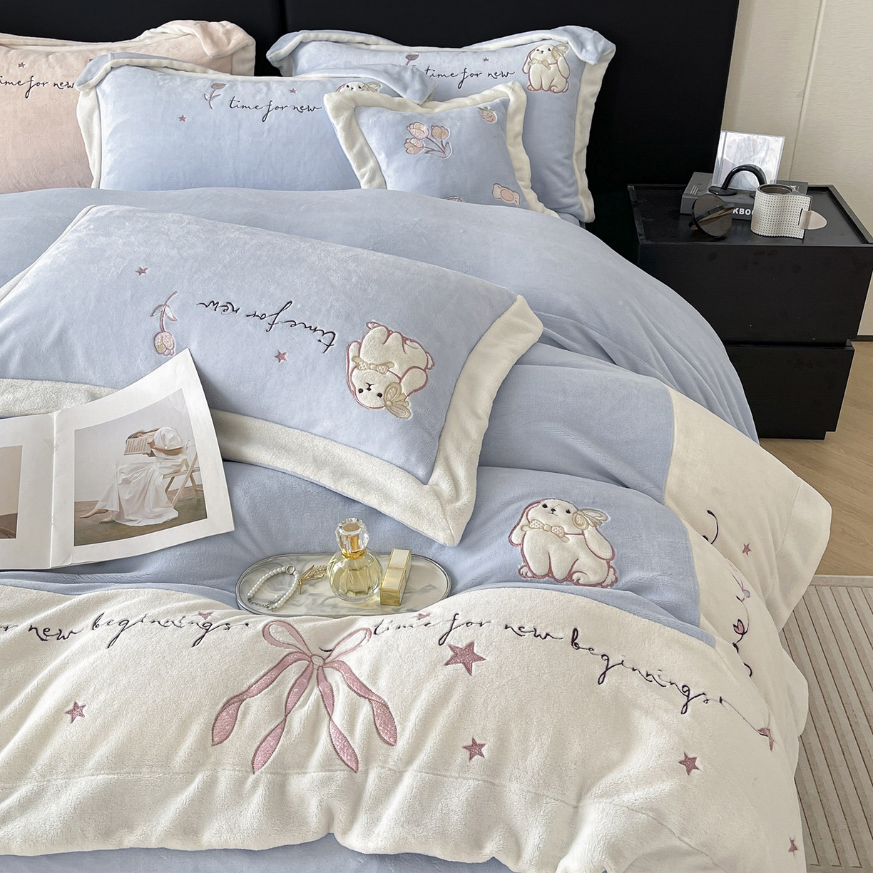 91家纺网 家纺一手货源 找家纺  2025冬季爆款A类加厚牛奶绒四件套保暖双面加绒珊瑚绒重工刺绣被套床单卡通床上用品 萌兔-蓝