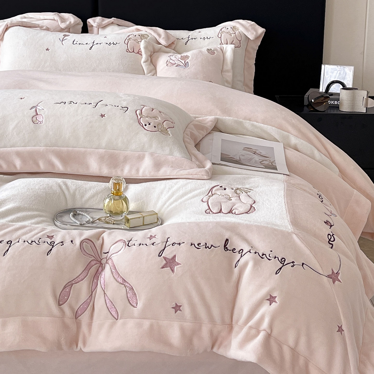 91家纺网 家纺一手货源 找家纺  2025冬季爆款A类加厚牛奶绒四件套保暖双面加绒珊瑚绒重工刺绣被套床单卡通床上用品 萌兔-白粉