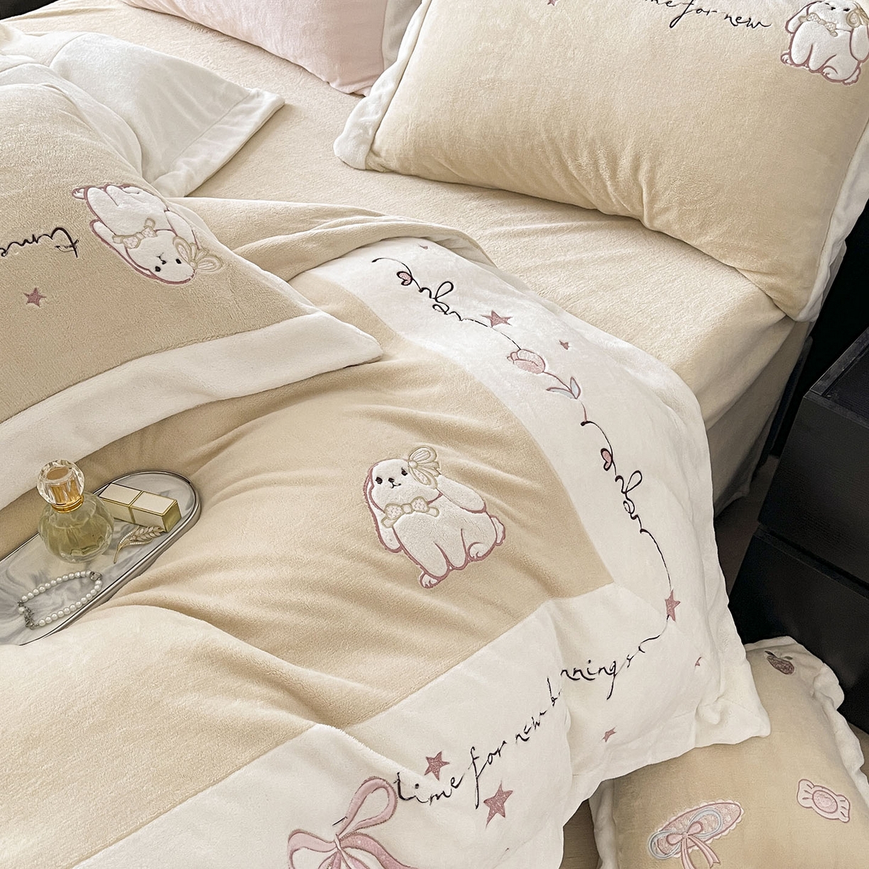 91家纺网 家纺一手货源 找家纺  2025冬季爆款A类加厚牛奶绒四件套保暖双面加绒珊瑚绒重工刺绣被套床单卡通床上用品 萌兔-咖