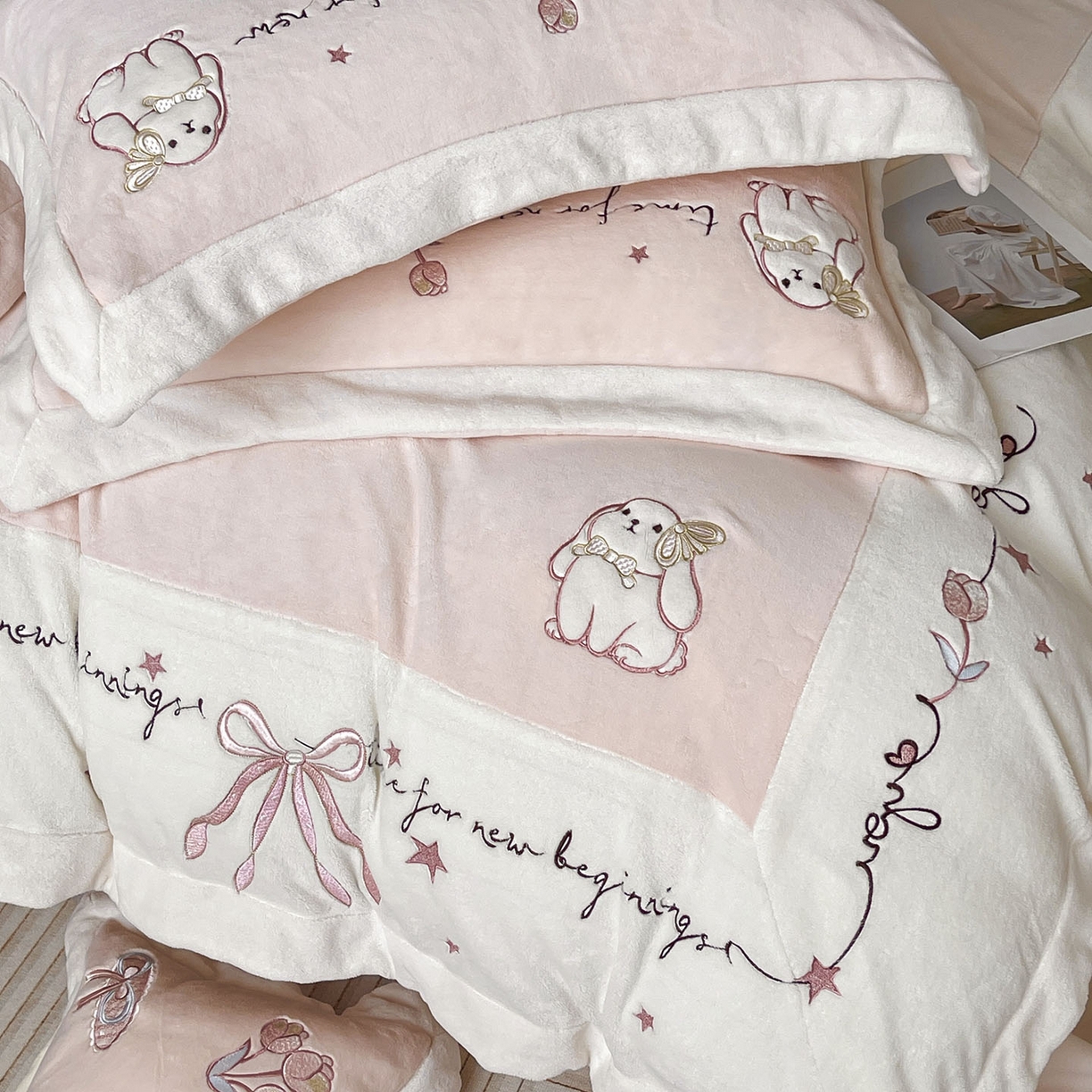 91家纺网 家纺一手货源 找家纺  2025冬季爆款A类加厚牛奶绒四件套保暖双面加绒珊瑚绒重工刺绣被套床单卡通床上用品 萌兔-粉白