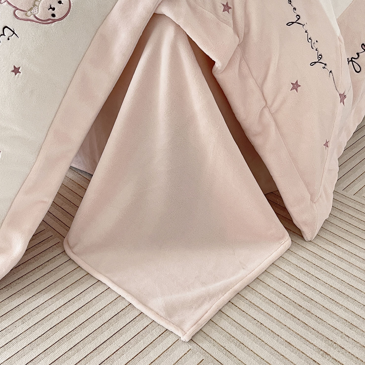 91家纺网 家纺一手货源 找家纺  2025冬季爆款A类加厚牛奶绒四件套保暖双面加绒珊瑚绒重工刺绣被套床单卡通床上用品 萌兔-白粉