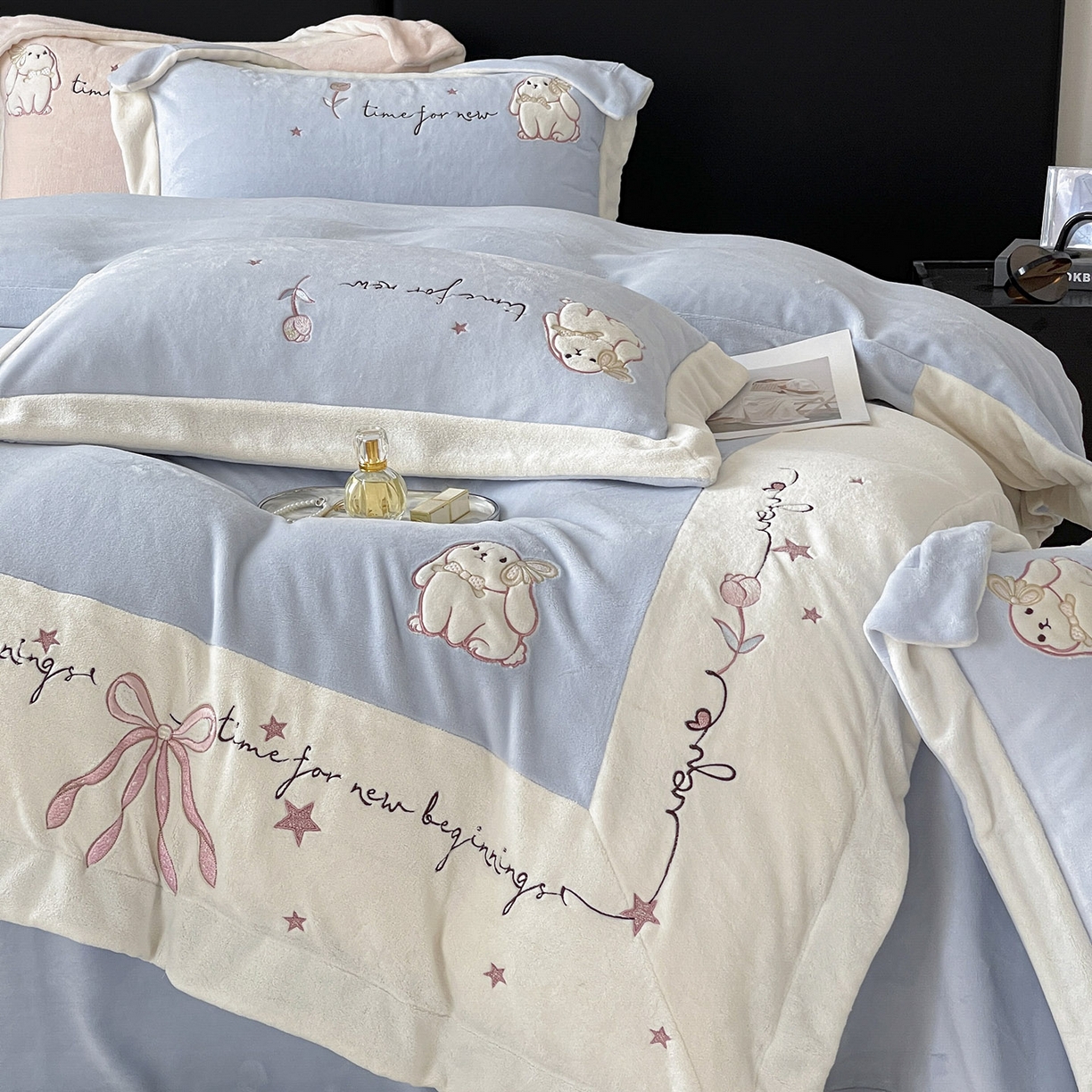 91家纺网 家纺一手货源 找家纺  2025冬季爆款A类加厚牛奶绒四件套保暖双面加绒珊瑚绒重工刺绣被套床单卡通床上用品 萌兔-蓝