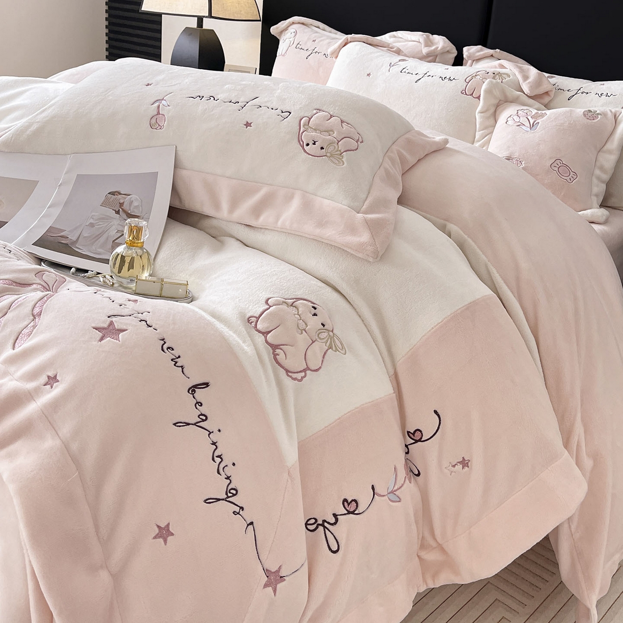 91家纺网 家纺一手货源 找家纺  2025冬季爆款A类加厚牛奶绒四件套保暖双面加绒珊瑚绒重工刺绣被套床单卡通床上用品 萌兔-白粉