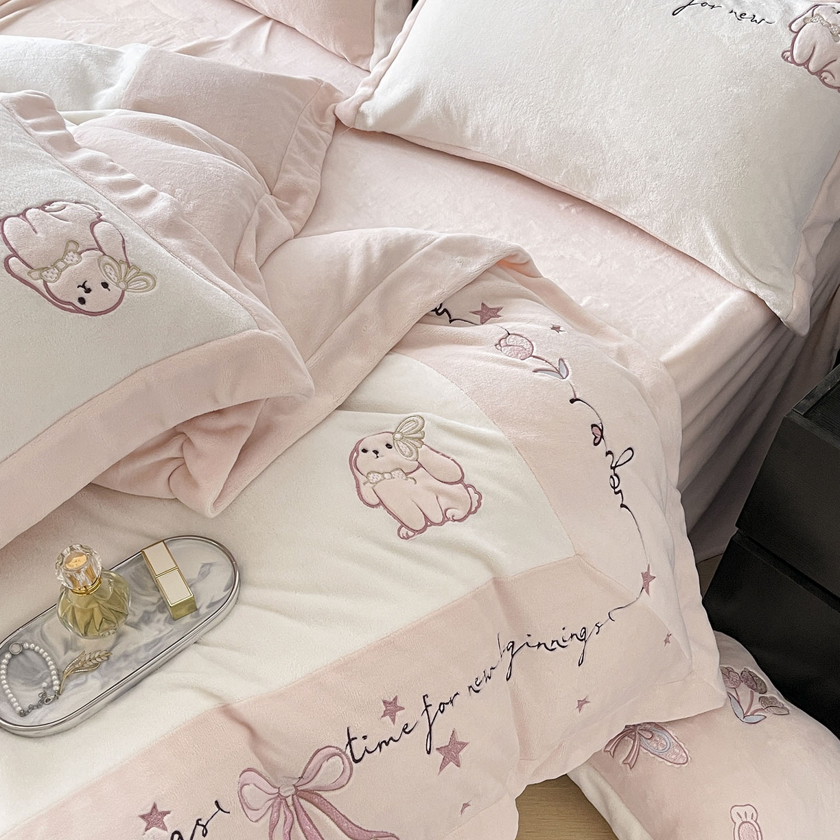 91家纺网 家纺一手货源 找家纺  2025冬季爆款A类加厚牛奶绒四件套保暖双面加绒珊瑚绒重工刺绣被套床单卡通床上用品 萌兔-白粉