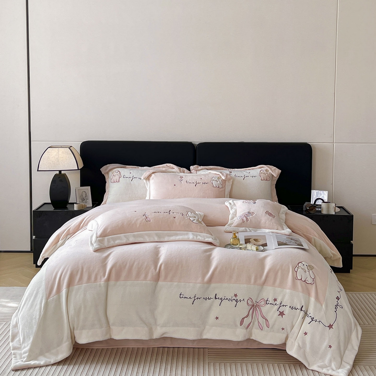 91家纺网 家纺一手货源 找家纺  2025冬季爆款A类加厚牛奶绒四件套保暖双面加绒珊瑚绒重工刺绣被套床单卡通床上用品 萌兔-粉白