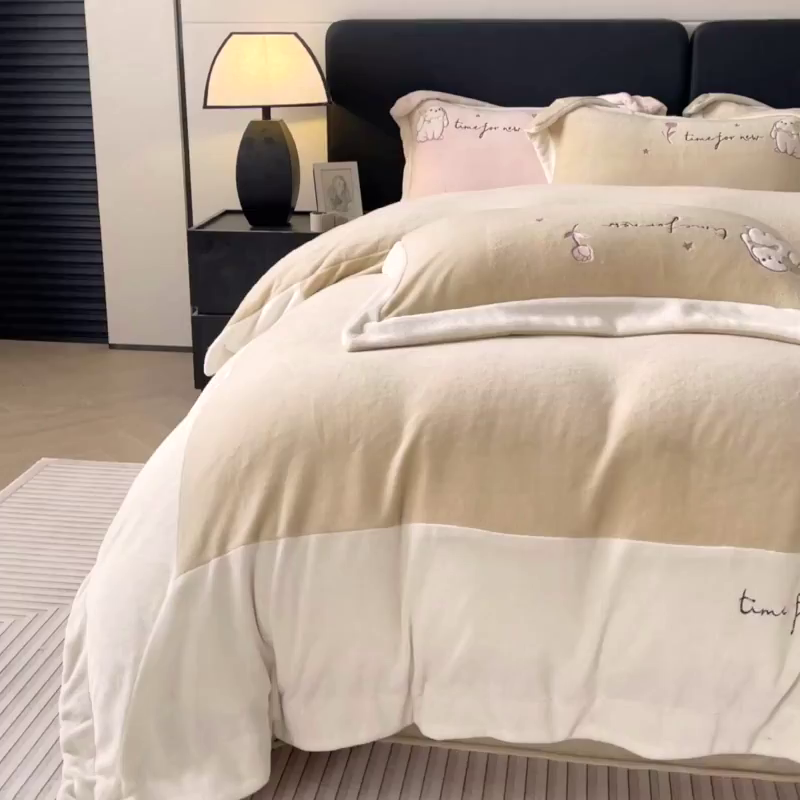 91家纺网 家纺一手货源 找家纺 （总） 2025冬季爆款A类加厚牛奶绒四件套保暖双面加绒珊瑚绒重工刺绣被套床单卡通床上用品