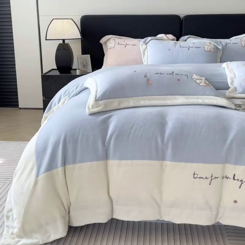 91家纺网 家纺一手货源 找家纺  2025冬季爆款A类加厚牛奶绒四件套保暖双面加绒珊瑚绒重工刺绣被套床单卡通床上用品 萌兔-蓝