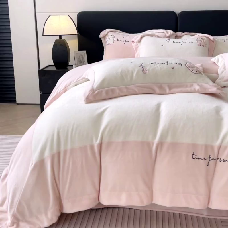 91家纺网 家纺一手货源 找家纺  2025冬季爆款A类加厚牛奶绒四件套保暖双面加绒珊瑚绒重工刺绣被套床单卡通床上用品 萌兔-白粉