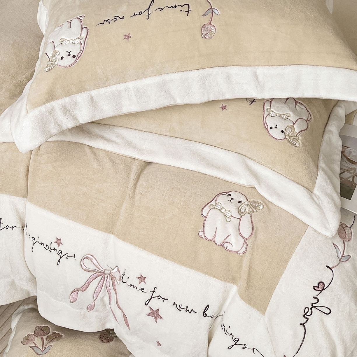 91家纺网 家纺一手货源 找家纺  2025冬季爆款A类加厚牛奶绒四件套保暖双面加绒珊瑚绒重工刺绣被套床单卡通床上用品 萌兔-咖