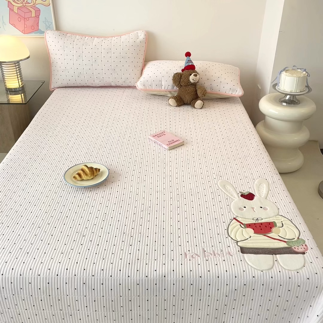 91家纺网 家纺一手货源 找家纺 （总）桃心家居 2025新款ins小清新刺绣贴布绣卡通云柔水洗棉多功能床盖三件套