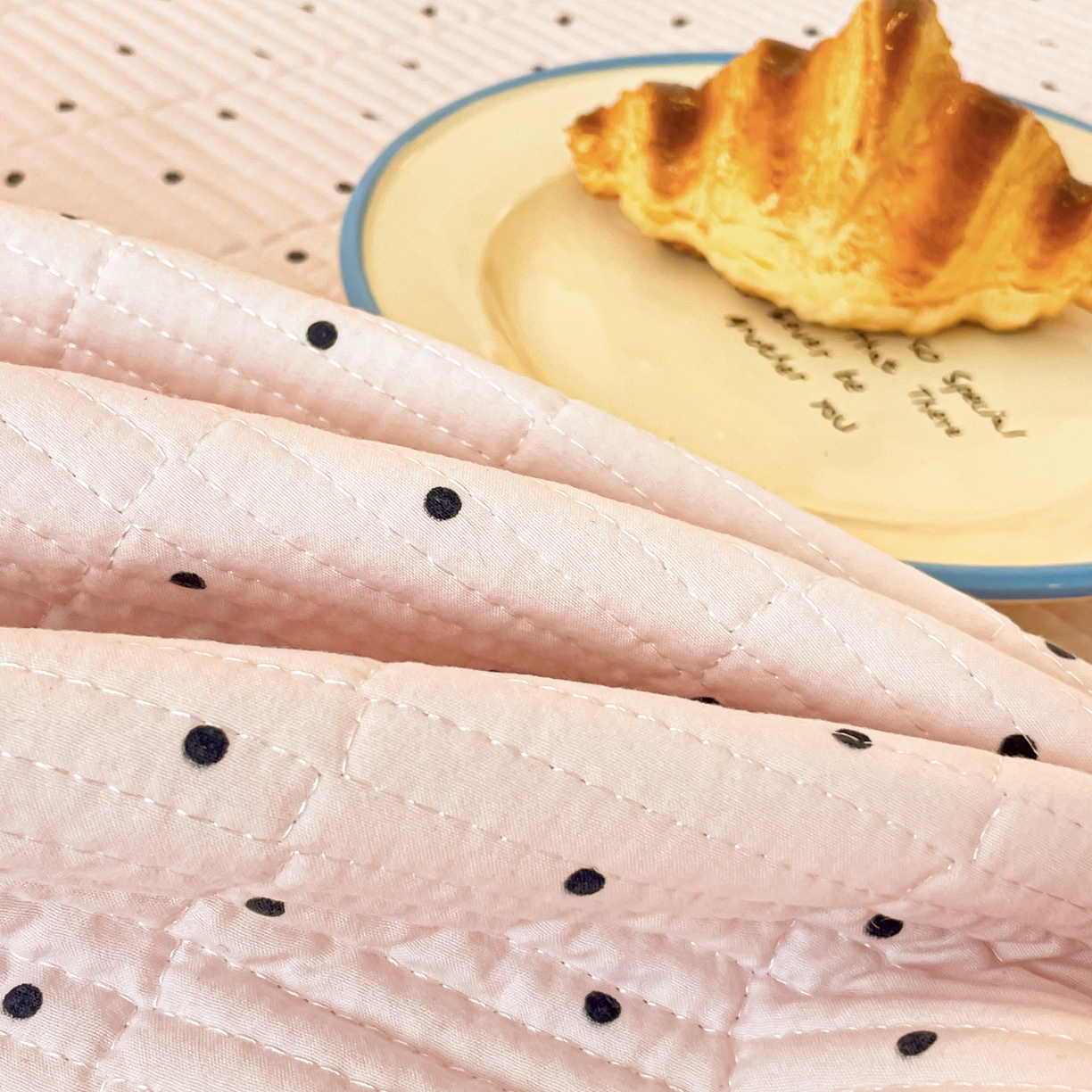 91家纺网 家纺一手货源 找家纺 （总）桃心家居 2025新款ins小清新刺绣贴布绣卡通云柔水洗棉多功能床盖三件套