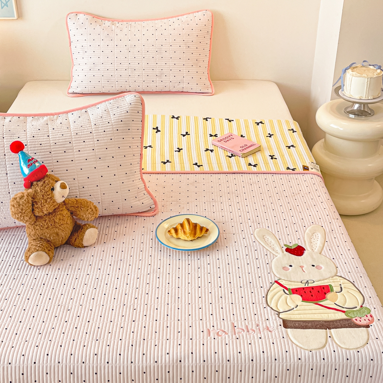 91家纺网 家纺一手货源 找家纺 （总）桃心家居 2025新款ins小清新刺绣贴布绣卡通云柔水洗棉多功能床盖三件套