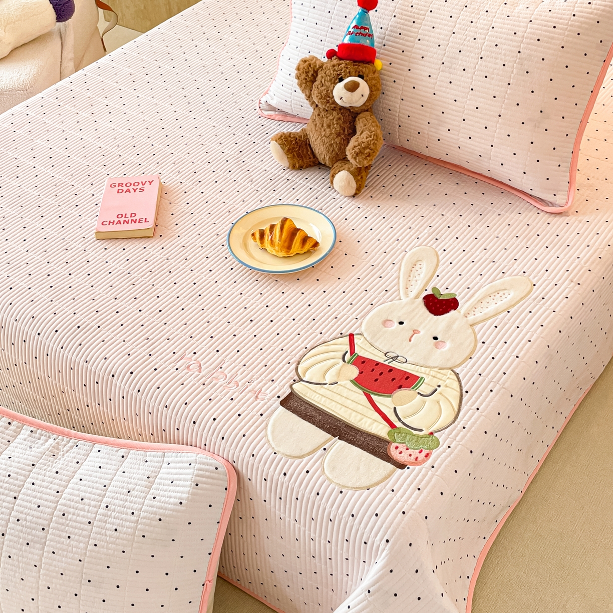 91家纺网 家纺一手货源 找家纺 （总）桃心家居 2025新款ins小清新刺绣贴布绣卡通云柔水洗棉多功能床盖三件套