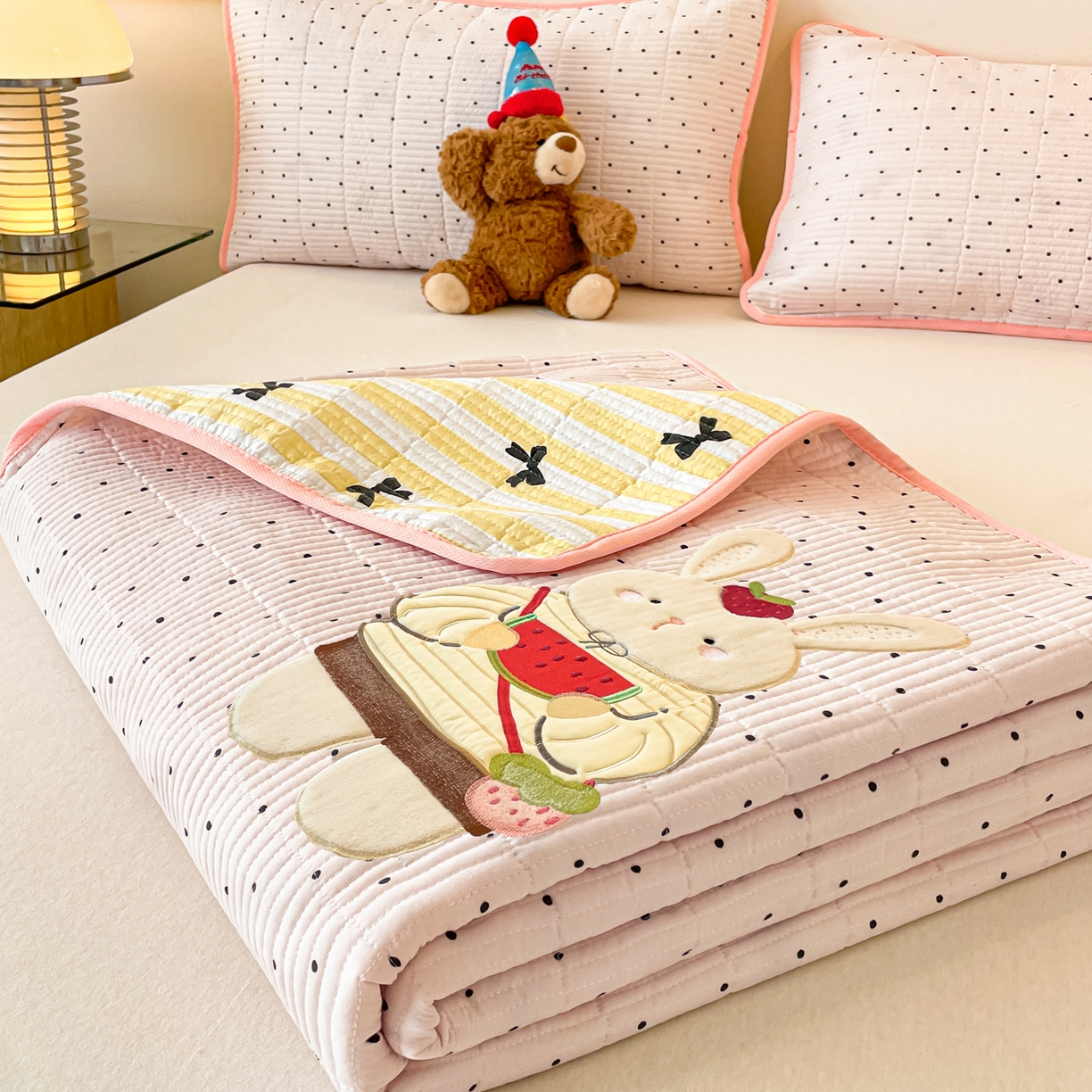 91家纺网 家纺一手货源 找家纺 （总）桃心家居 2025新款ins小清新刺绣贴布绣卡通云柔水洗棉多功能床盖三件套