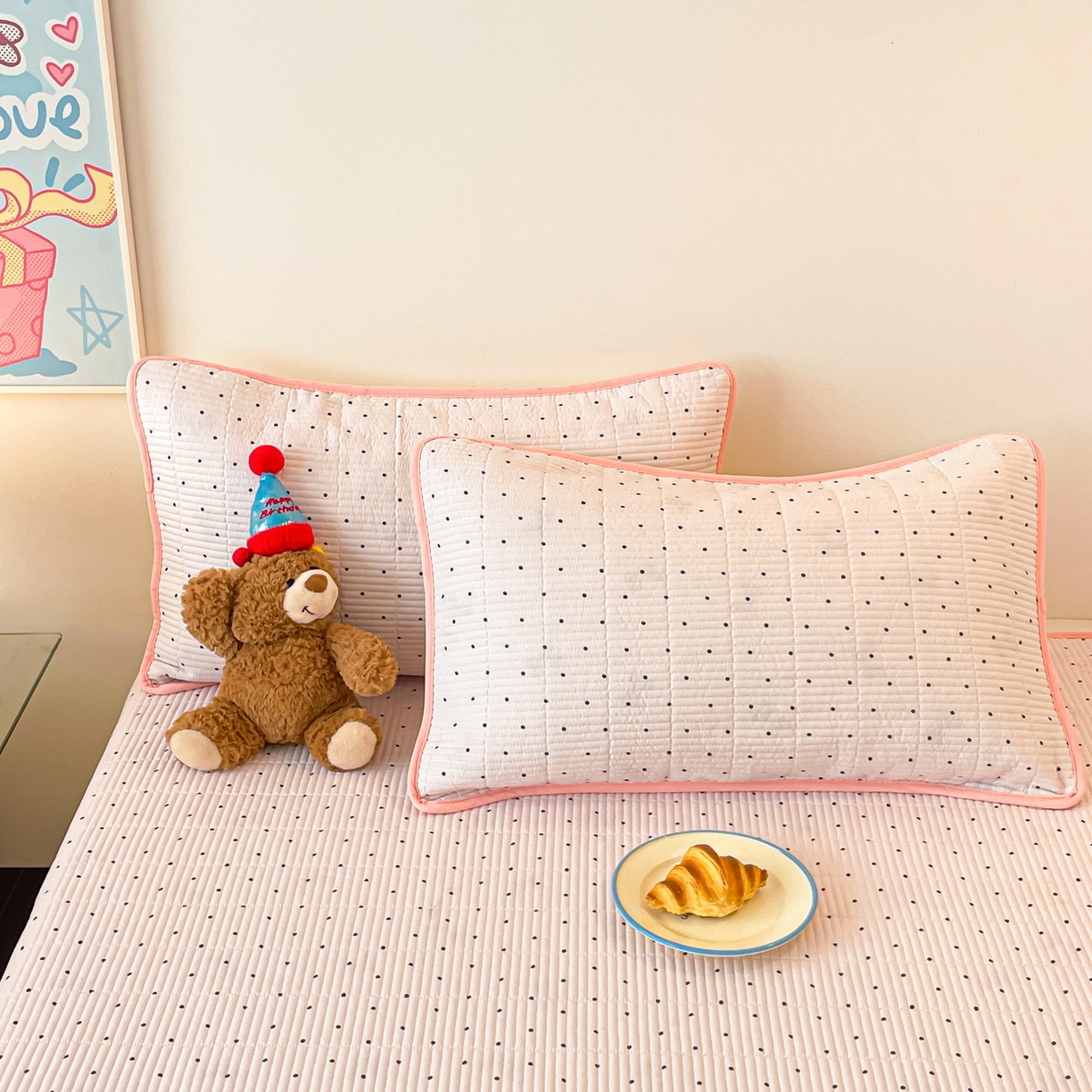 91家纺网 家纺一手货源 找家纺 桃心家居 2025新款ins小清新刺绣贴布绣卡通云柔水洗棉多功能床盖三件套 水洗棉床盖-草莓兔