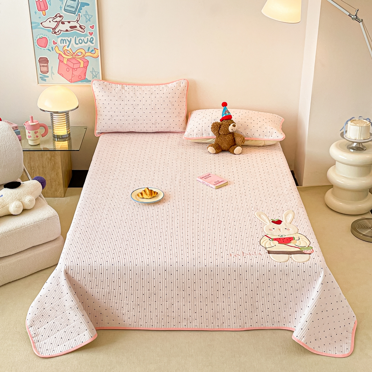 91家纺网 家纺一手货源 找家纺 桃心家居 2025新款ins小清新刺绣贴布绣卡通云柔水洗棉多功能床盖三件套 水洗棉床盖-草莓兔