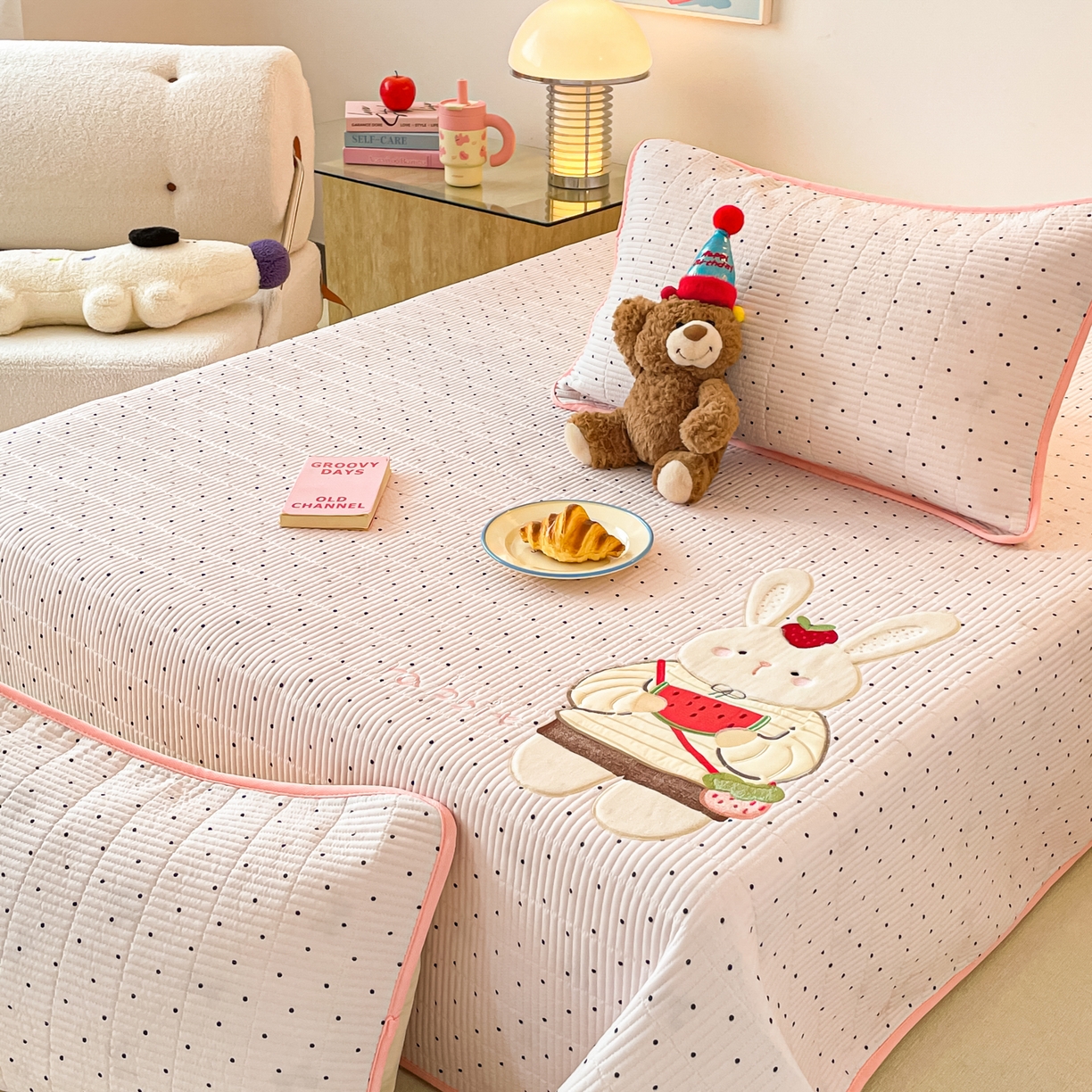 91家纺网 家纺一手货源 找家纺 桃心家居 2025新款ins小清新刺绣贴布绣卡通云柔水洗棉多功能床盖三件套 水洗棉床盖-草莓兔