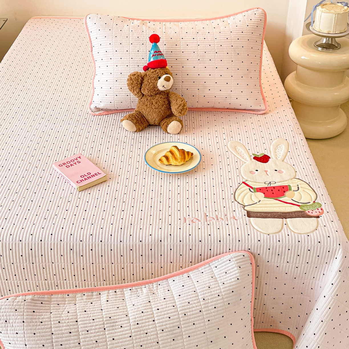 91家纺网 家纺一手货源 找家纺 桃心家居 2025新款ins小清新刺绣贴布绣卡通云柔水洗棉多功能床盖三件套 水洗棉床盖-草莓兔