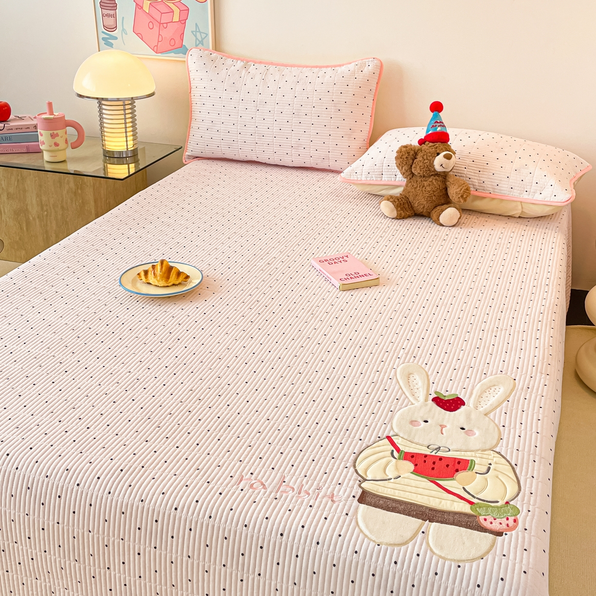 91家纺网 家纺一手货源 找家纺 桃心家居 2025新款ins小清新刺绣贴布绣卡通云柔水洗棉多功能床盖三件套 水洗棉床盖-草莓兔