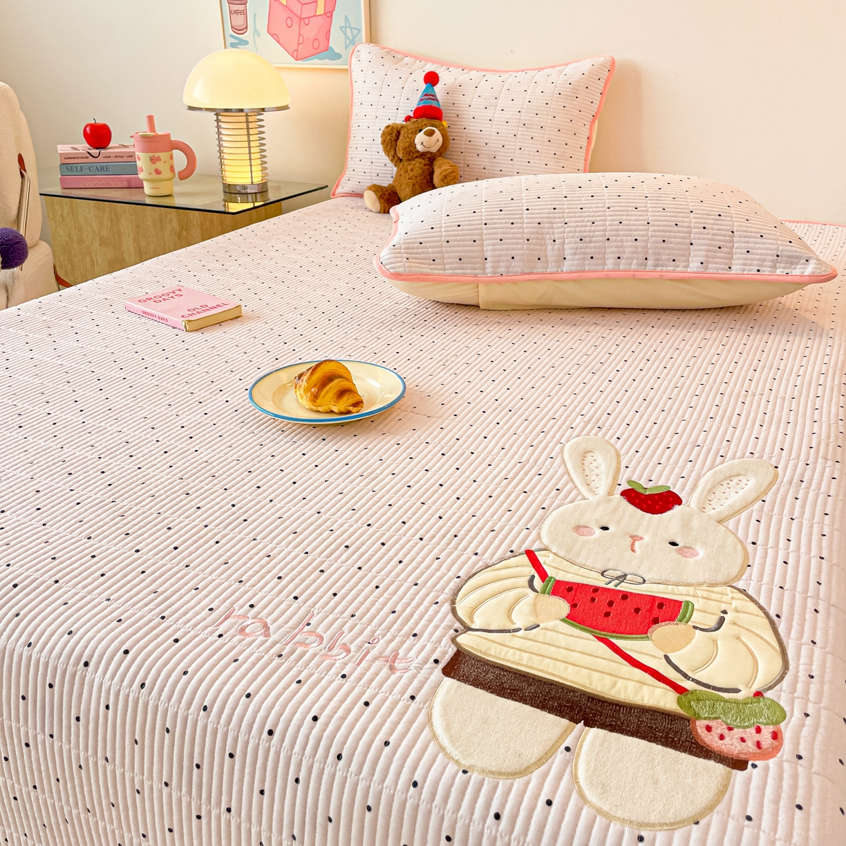 91家纺网 家纺一手货源 找家纺 桃心家居 2025新款ins小清新刺绣贴布绣卡通云柔水洗棉多功能床盖三件套 水洗棉床盖-草莓兔