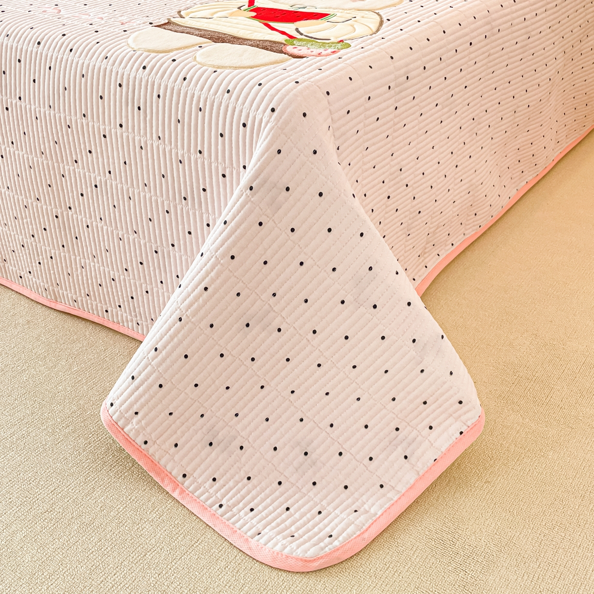 91家纺网 家纺一手货源 找家纺 桃心家居 2025新款ins小清新刺绣贴布绣卡通云柔水洗棉多功能床盖三件套 水洗棉床盖-草莓兔