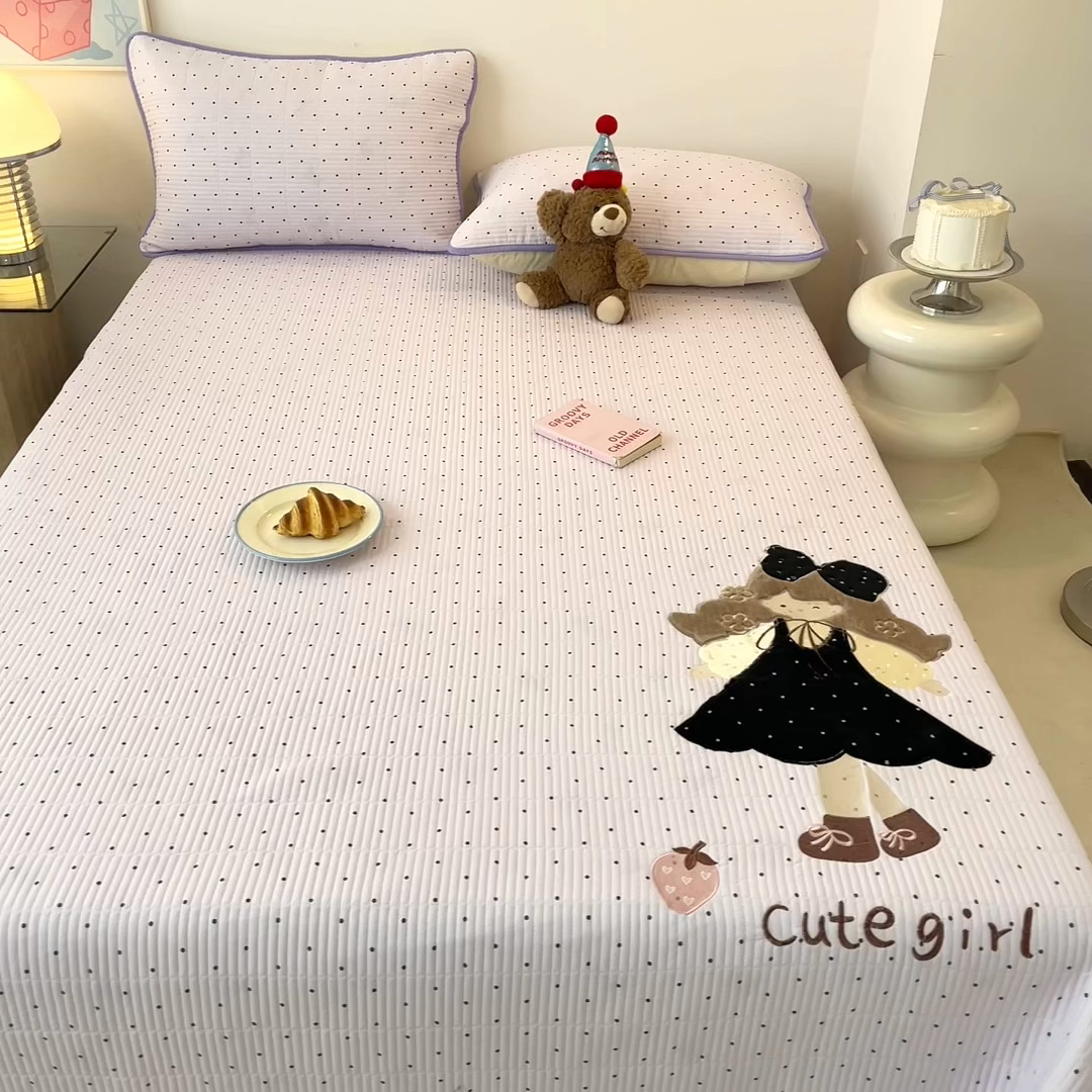 91家纺网 家纺一手货源 找家纺 桃心家居 2025新款ins小清新刺绣贴布绣卡通云柔水洗棉多功能床盖三件套 水洗棉床盖-可爱女孩