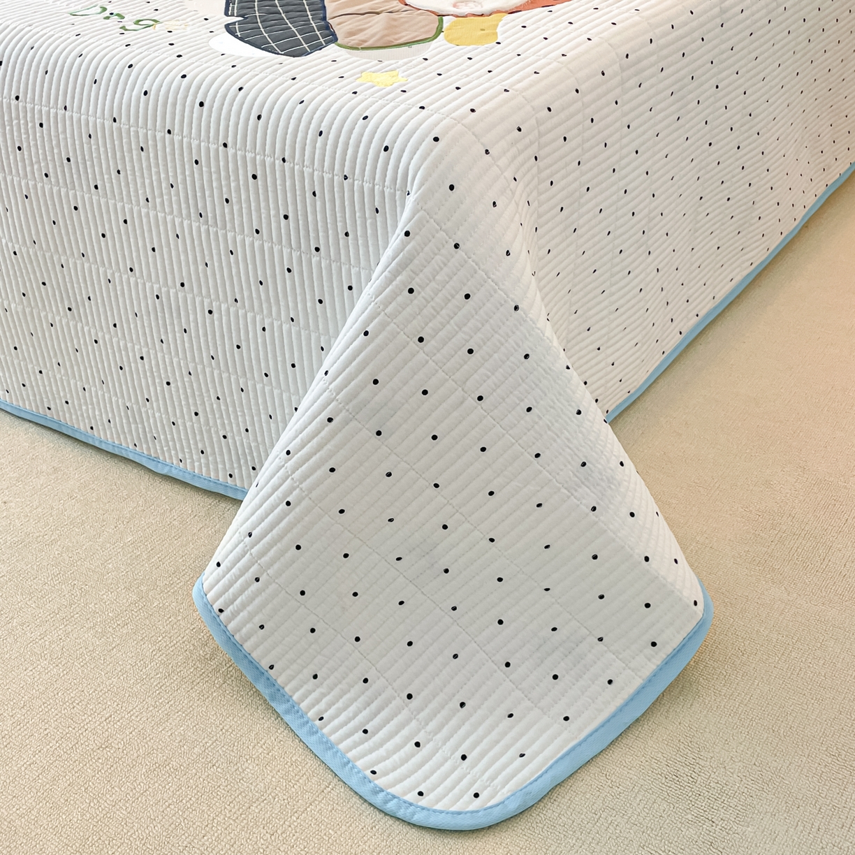 91家纺网 家纺一手货源 找家纺 桃心家居 2025新款ins小清新刺绣贴布绣卡通云柔水洗棉多功能床盖三件套 水洗棉床盖-快乐狗