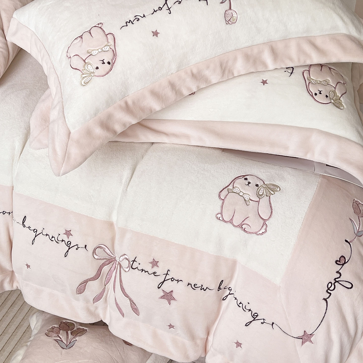 91家纺网 家纺一手货源 找家纺  2025冬季爆款A类加厚牛奶绒四件套保暖双面加绒珊瑚绒重工刺绣被套床单卡通床上用品 萌兔-白粉