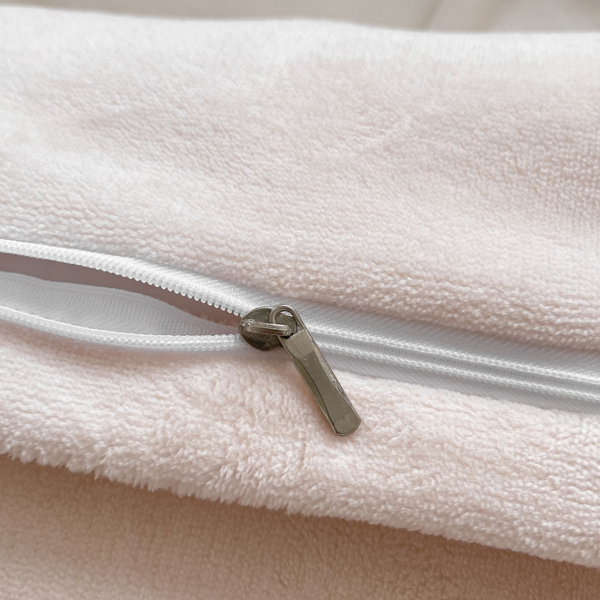 91家纺网 家纺一手货源 找家纺  2025冬季爆款A类加厚牛奶绒四件套保暖双面加绒珊瑚绒重工刺绣被套床单卡通床上用品 萌兔-白粉