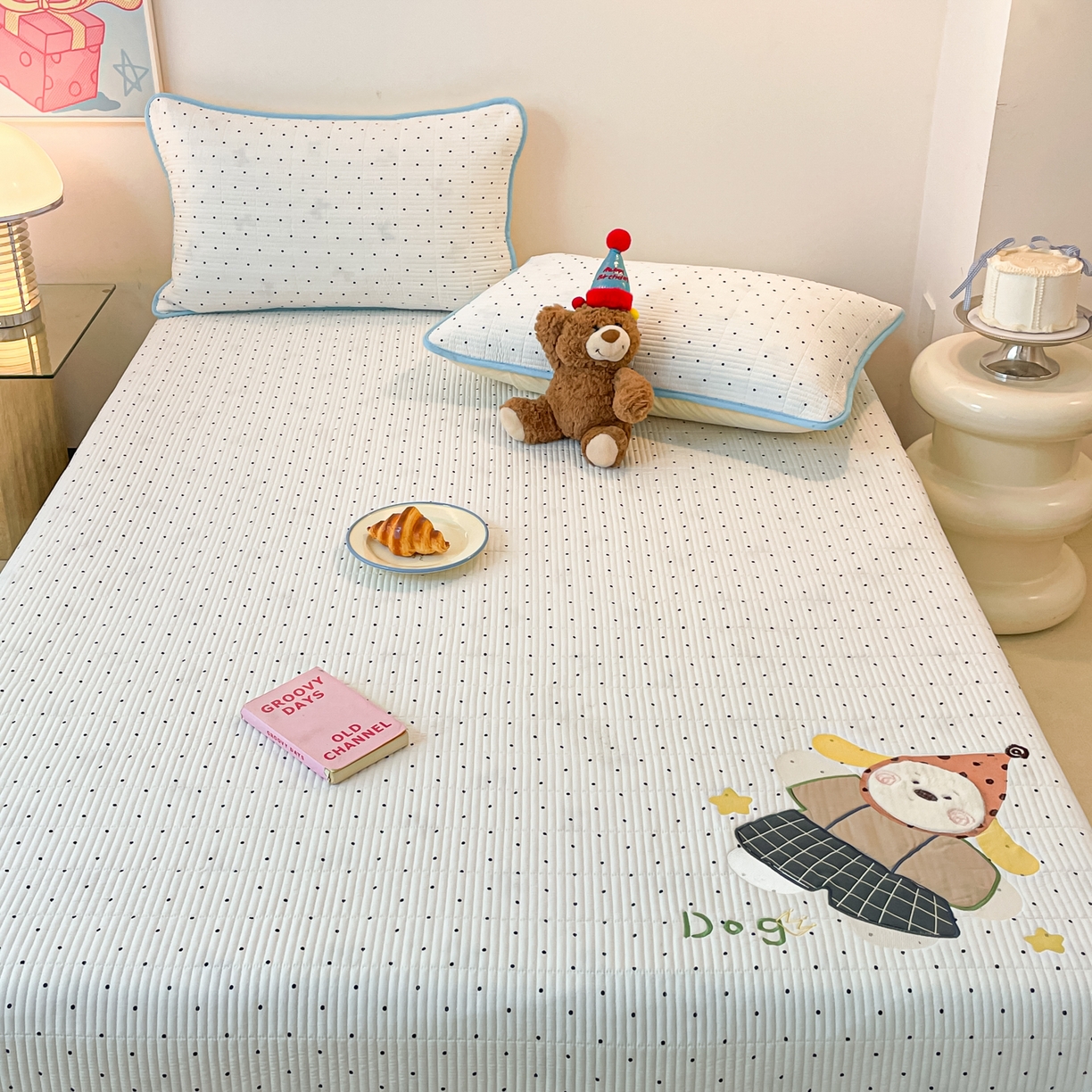 91家纺网 家纺一手货源 找家纺 桃心家居 2025新款ins小清新刺绣贴布绣卡通云柔水洗棉多功能床盖三件套 水洗棉床盖-快乐狗