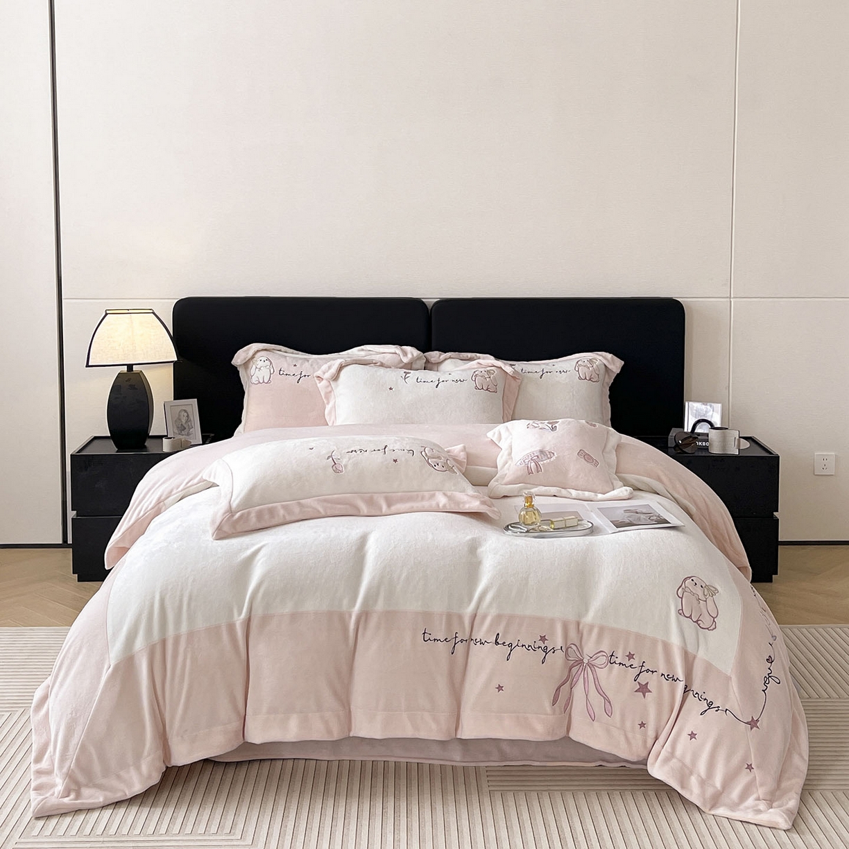 91家纺网 家纺一手货源 找家纺  2025冬季爆款A类加厚牛奶绒四件套保暖双面加绒珊瑚绒重工刺绣被套床单卡通床上用品 萌兔-白粉