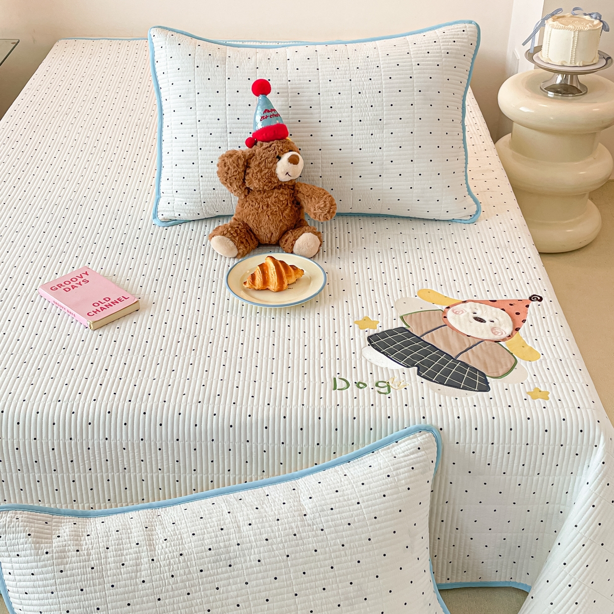 91家纺网 家纺一手货源 找家纺 桃心家居 2025新款ins小清新刺绣贴布绣卡通云柔水洗棉多功能床盖三件套 水洗棉床盖-快乐狗