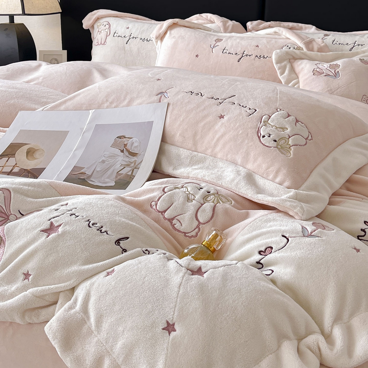 91家纺网 家纺一手货源 找家纺 （总） 2025冬季爆款A类加厚牛奶绒四件套保暖双面加绒珊瑚绒重工刺绣被套床单卡通床上用品