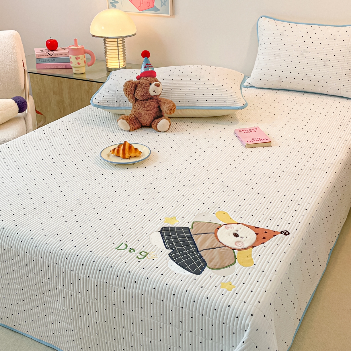 91家纺网 家纺一手货源 找家纺 桃心家居 2025新款ins小清新刺绣贴布绣卡通云柔水洗棉多功能床盖三件套 水洗棉床盖-快乐狗