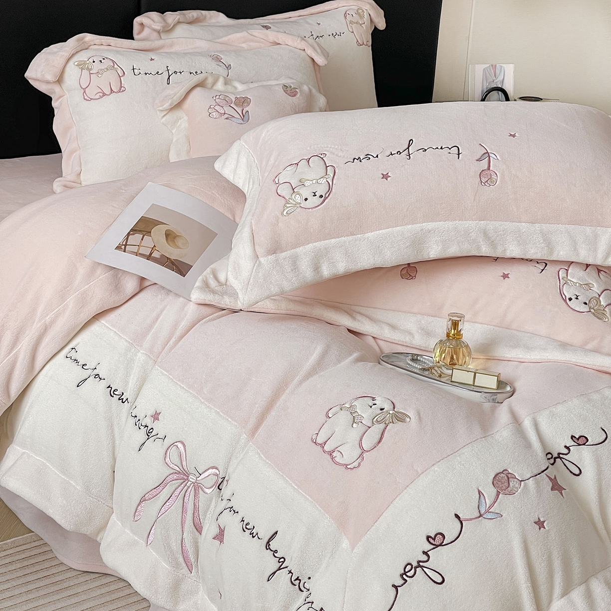 91家纺网 家纺一手货源 找家纺  2025冬季爆款A类加厚牛奶绒四件套保暖双面加绒珊瑚绒重工刺绣被套床单卡通床上用品 萌兔-粉白